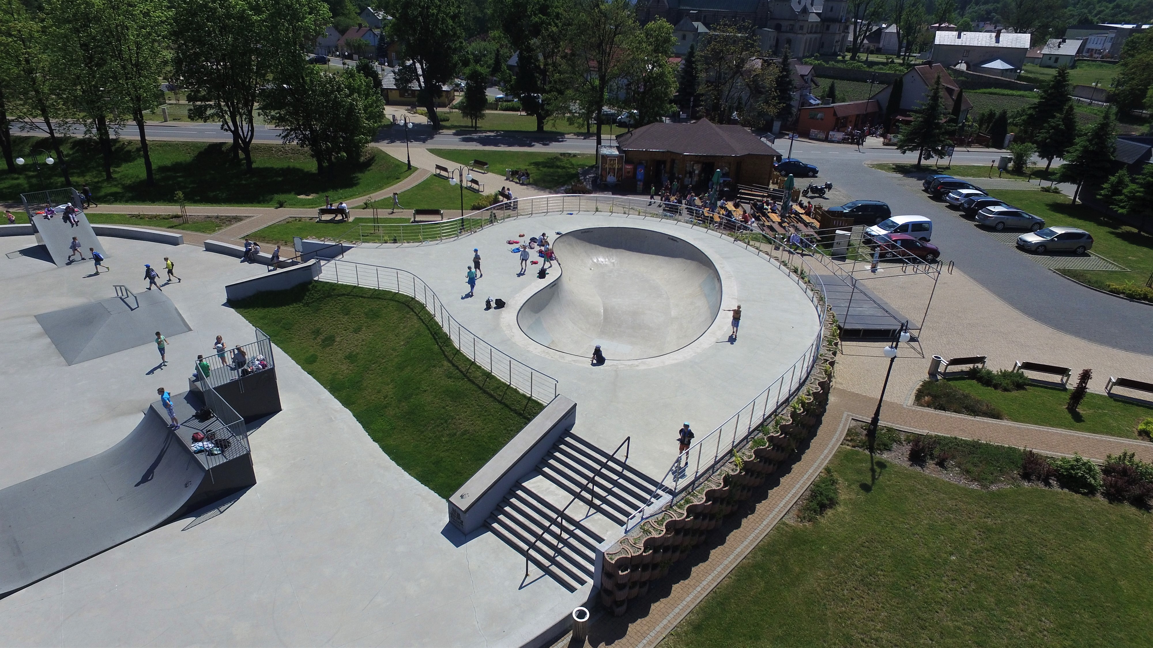 Bowl betonowy na skateparku